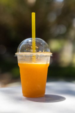 Kapalı plastik bardakta taze portakal suyu