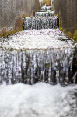 Çağlayarak akan su beton tünelden akıyor.
