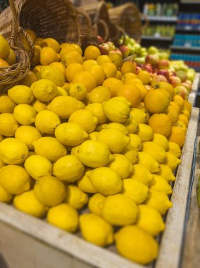 Süpermarkette satılık limonlar