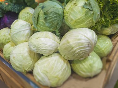 Süpermarkette satılık lahana