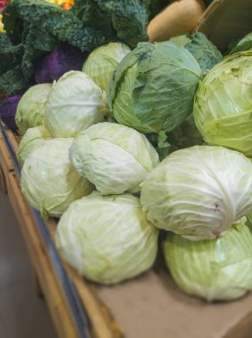 Süpermarkette satılık lahana