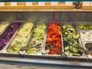 Şarküteride salata seçimi