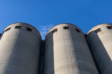 Üstünde pencereler olan büyük tahıl ambarları