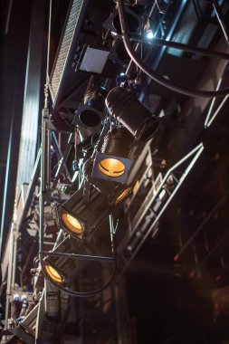 Sahnenin üstündeki sahne ışıkları