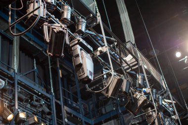 Sahnenin üzerinde asılı programlanabilir sahne ışıkları