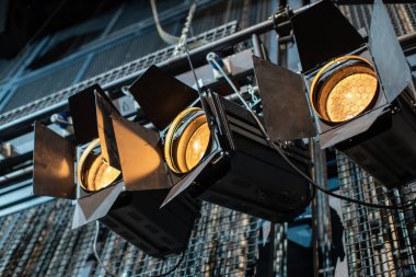 Sahnenin üstündeki sahne ışıkları