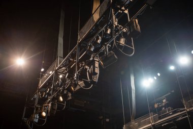 Sahnenin üstündeki sahne ışıkları