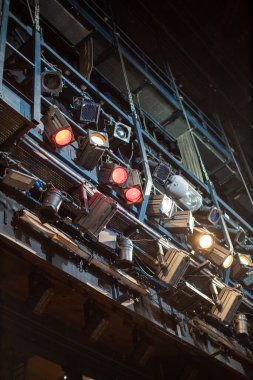 Sahnenin üstündeki sahne ışıkları