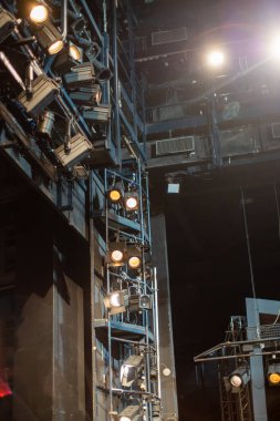 Sahnenin üstünde bir sürü sahne ışığı var.