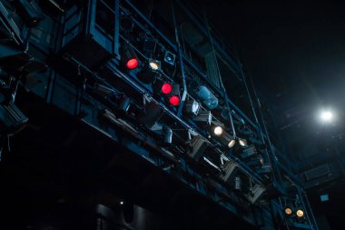 Sahnenin üstünde bir sürü sahne ışığı var.