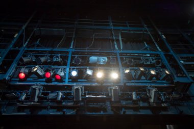 Sahnenin üstündeki sahne ışıkları