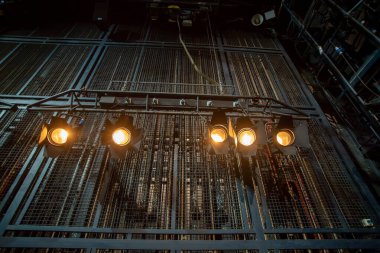 Sahnede bir sürü sahne ışığı var.