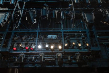 Sahnenin üstündeki sahne ışıkları