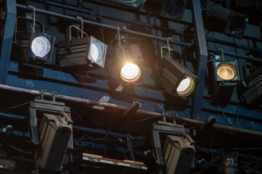 Sahnenin üstünde bir sürü sahne ışığı var.