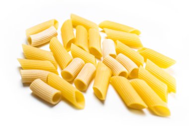 Beyaz arka plan üzerinde izole penne makarna