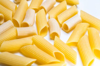 Beyaz arka plan üzerinde izole penne makarna