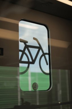 Tren kapısında bisiklet tabelası