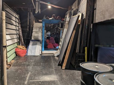 Sahne donanımlı bir depo.