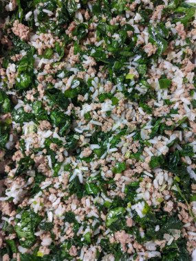 Musakka sabır bitkisi ve pirinç.