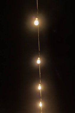 İp ışıkları koyu arkaplanda izole edildi
