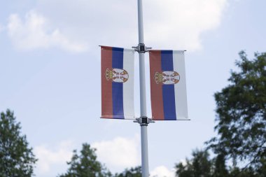 Bir direkte iki Sırp bayrağı sergileniyor