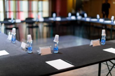 Toplantı için kağıtlar ve kalemlerle boş konferans masası