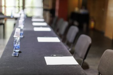 Toplantı için kağıtlar ve kalemlerle boş konferans masası