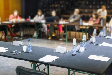 Kağıt ve kalemle konferans masasını boşalt