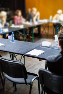 Katılımcılar, öğleden sonra ortak çalışma alanındaki bir yuvarlak masa toplantısında bir tartışmaya giriştiler.