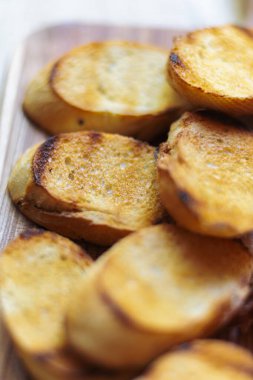 Tahtadaki kızarmış ekmek dilimlerini kapat.