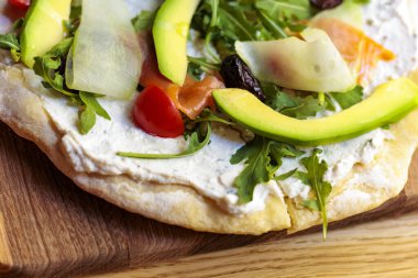 Düz ekmekli pizzaya yakın çekim