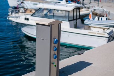 Yat limanında elektrik prizi ve tekne var.