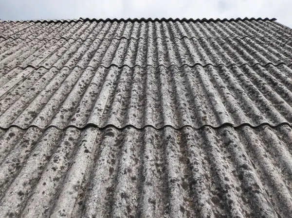 Çatı asbest kıvrımlı çarşaflarla kaplı.