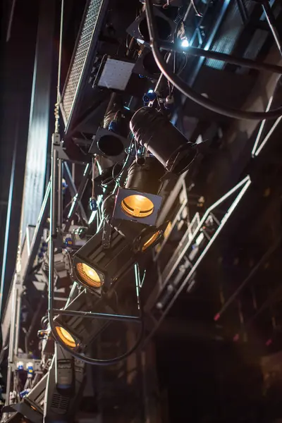 Sahnenin üstündeki sahne ışıkları