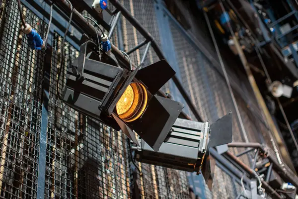 Sahnenin üstündeki sahne ışıkları