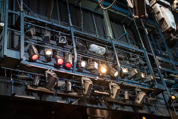 Sahnenin üstündeki sahne ışıkları