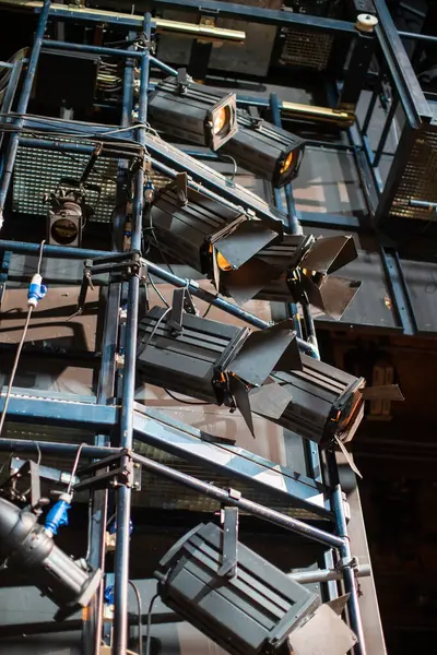 Sahnenin üstündeki sahne ışıkları