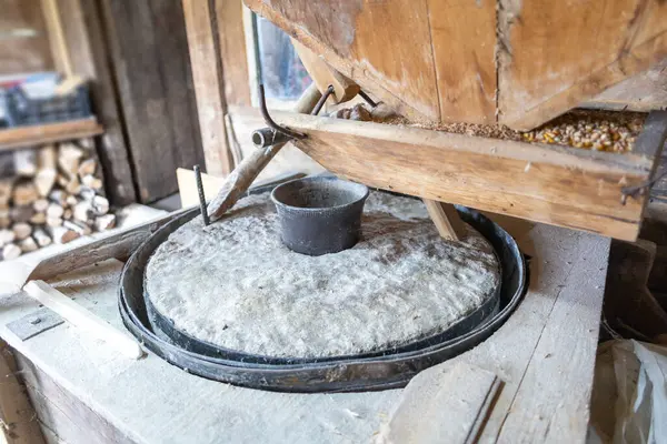 Eski su değirmeninde taş tekerlek