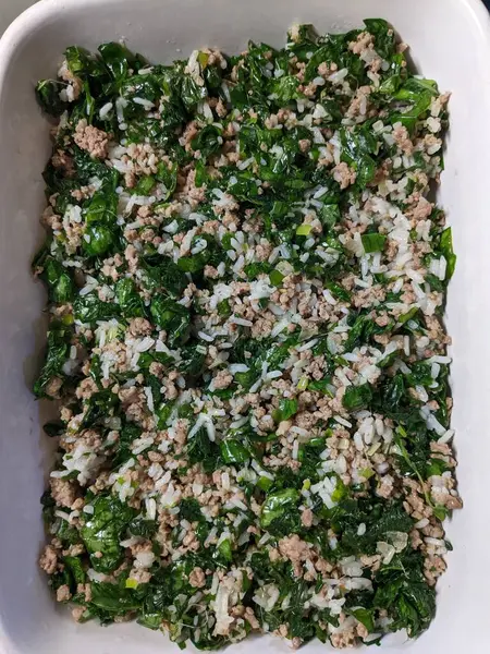 Musakka sabır bitkisi ve pirinç.