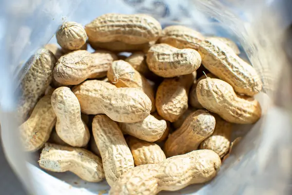 Masadaki çiğ fıstık paketinin üst görüntüsü.