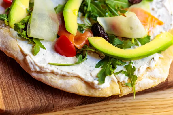 Düz ekmekli pizzaya yakın çekim