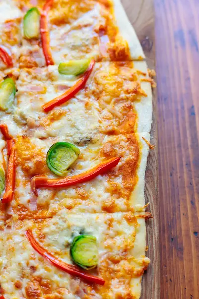 Düz ekmekli pizzaya yakın çekim