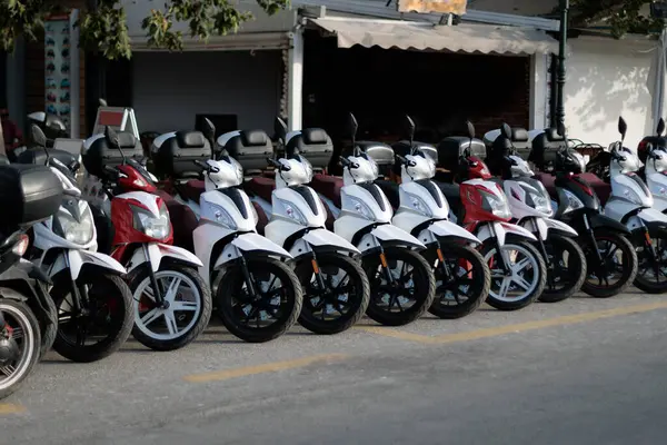 Kiralık scooter 'lar caddeye park edilmiş.