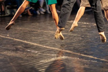 Modern dans performansı tiyatro sahnesine sıçradı.