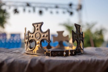 Öğleden sonra bir açık hava etkinliğinde arka planda sahne ışıkları olan bir masada metal kaplama.