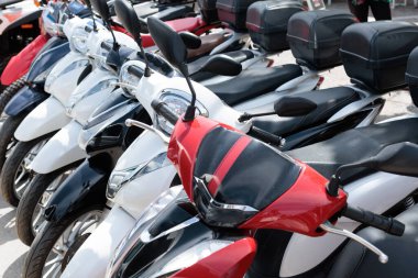 Gün boyunca hareketli bir markette park etmiş renkli scooter 'lar.