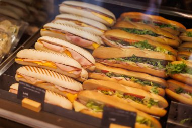 Yerel bir gıda pazarında çeşitli lezzetli sandviçler sergileniyor.