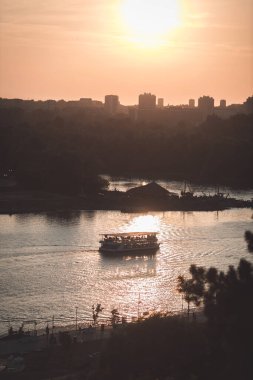 Sırbistan 'ın başkenti Belgrad' daki Tuna nehrinde gezinen gezi teknesi