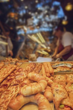 Sabah saatlerinde canlı bir marketteki fırında taze hamur işleri ve ekmek sergilenir.
