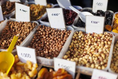 Çeşitli fiyatlarla yerel bir markette fındık ve kurutulmuş meyve sergileniyor